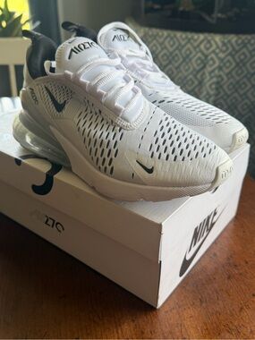 Nike women’s 8 Air Max 270 Sneakers - White/Black